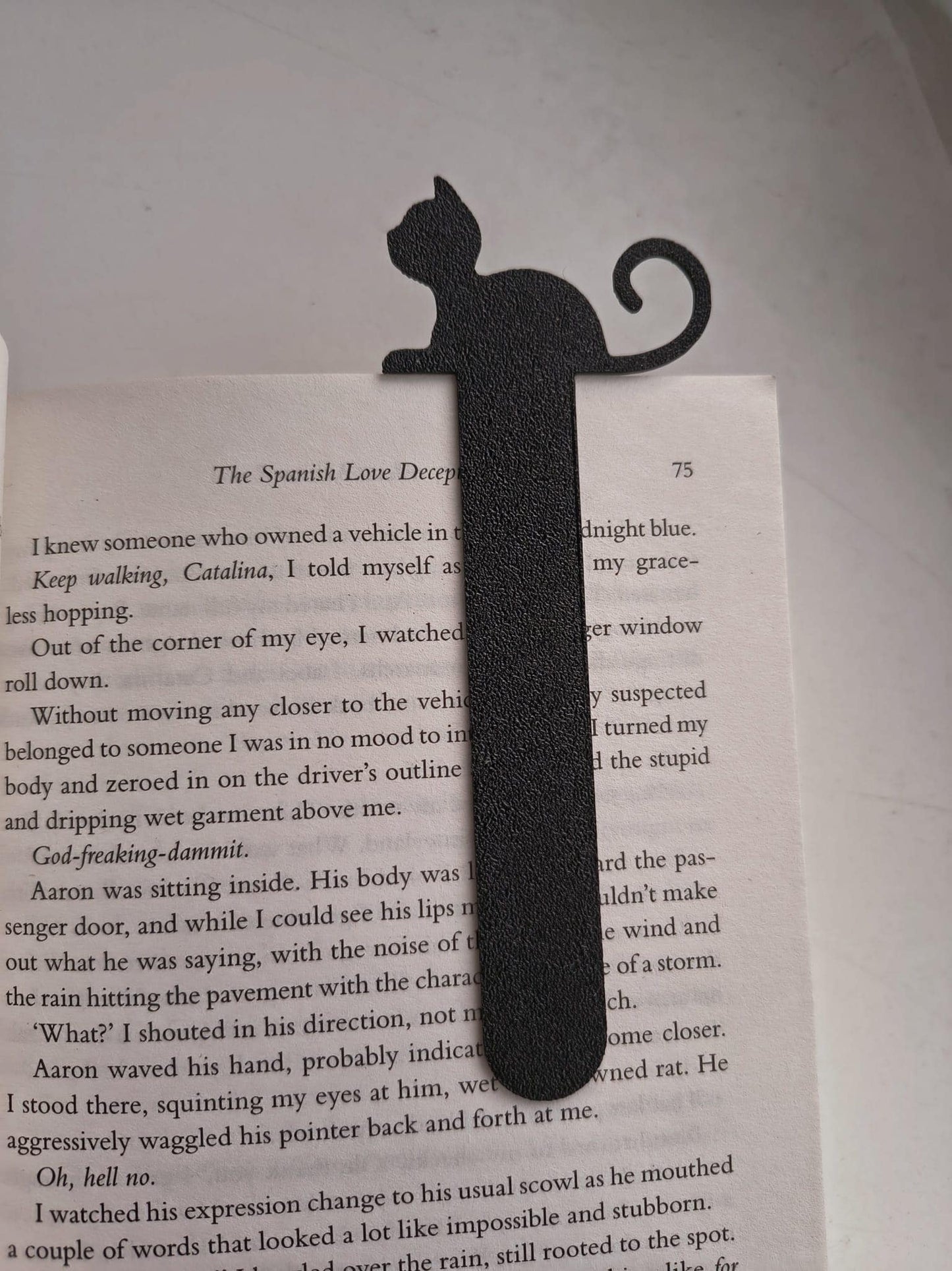 Lesezeichen mit liegender Katze
