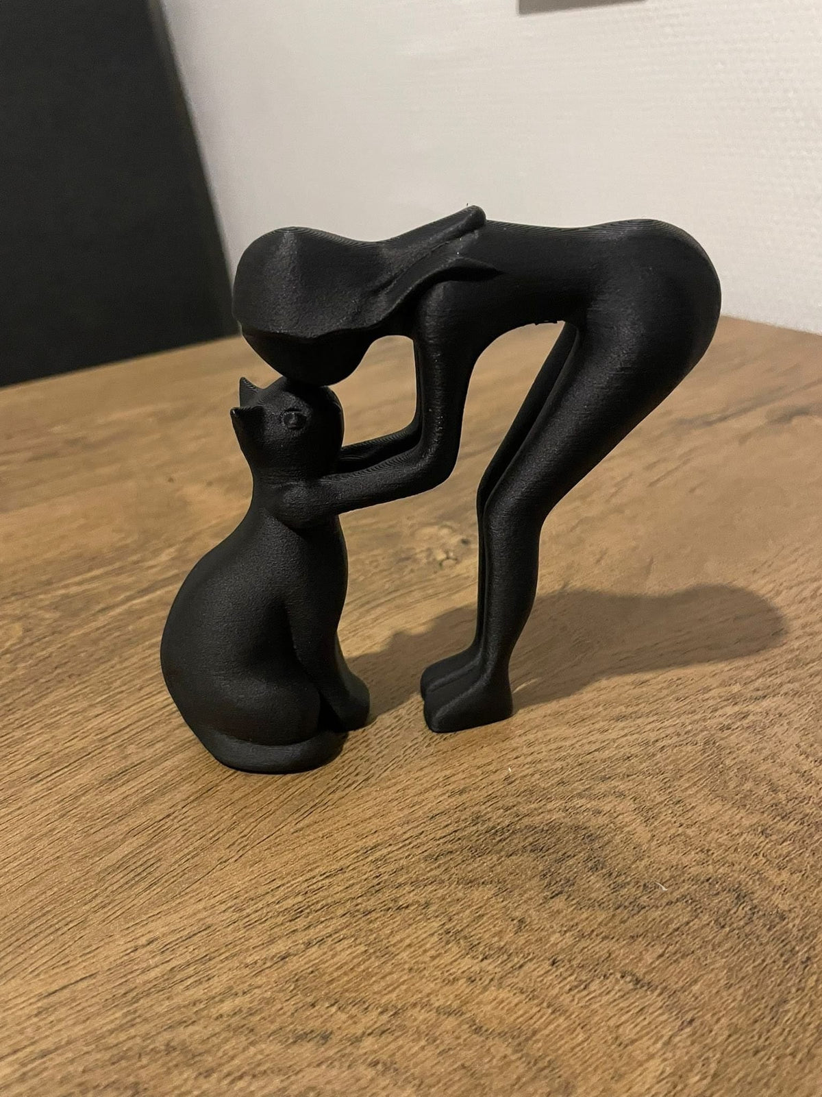 Figur einer Frau mit einer Katze