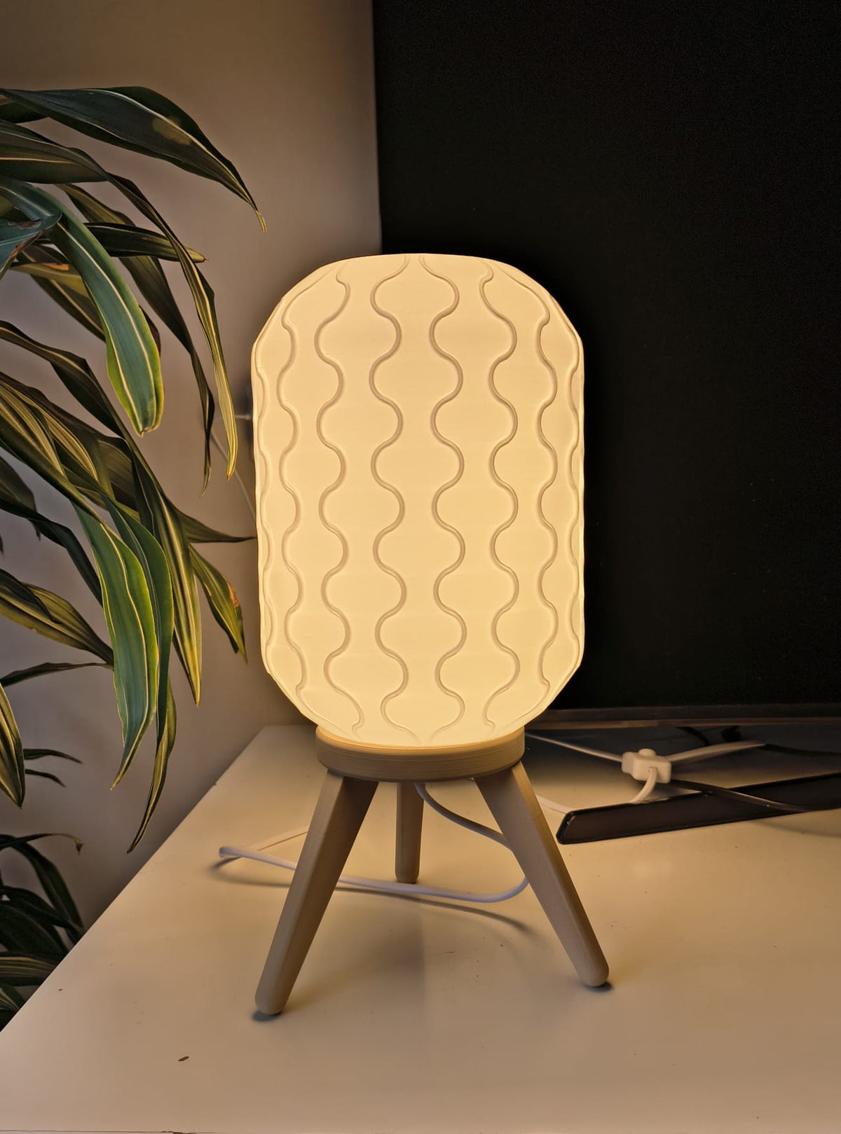 Moderne Scandinavische tafellamp met golvend patroon – minimalistisch design - perfect voor in een Scandinavisch of japandi interieur