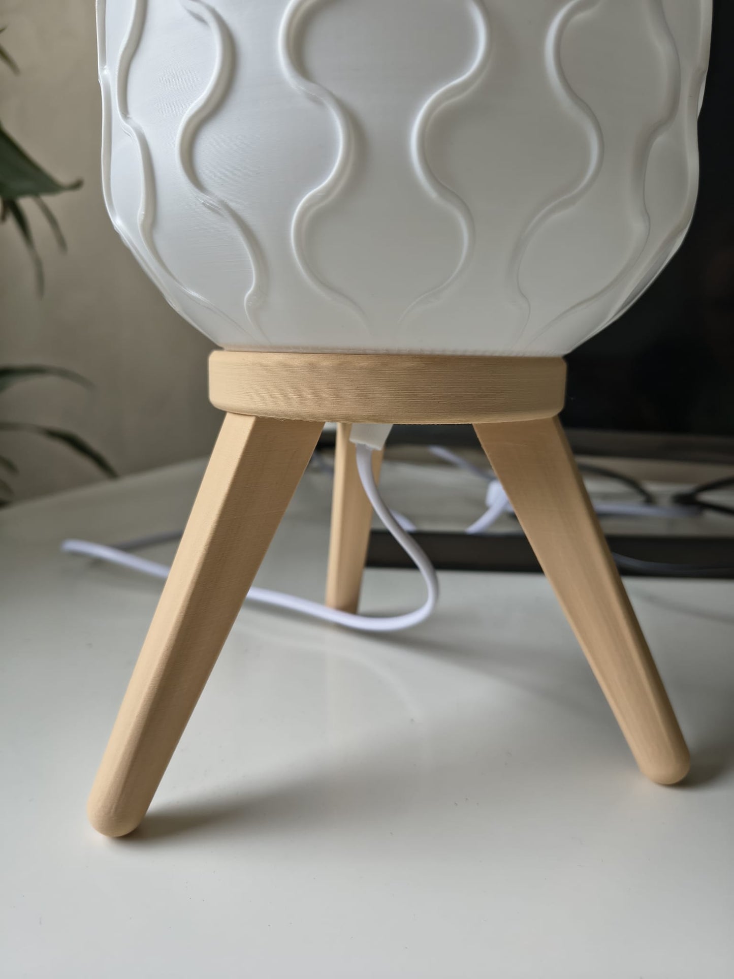 Moderne Scandinavische tafellamp met golvend patroon – minimalistisch design - perfect voor in een Scandinavisch of japandi interieur