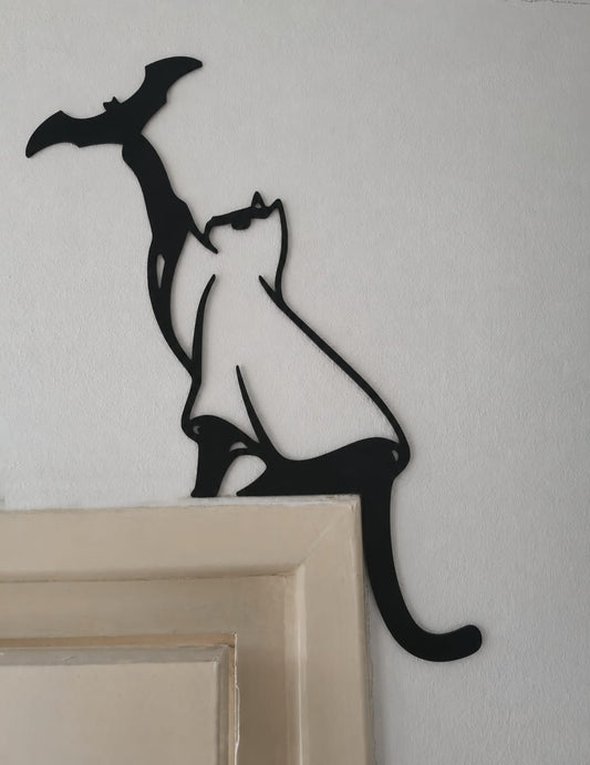 Katzen türrahmendekoration - Halloween geisterkatze mit einer fledermaus