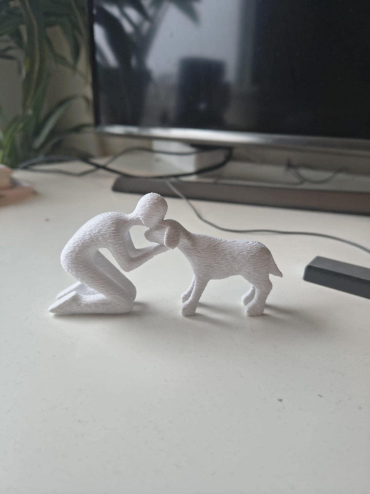 Figur des Besitzers mit Hund